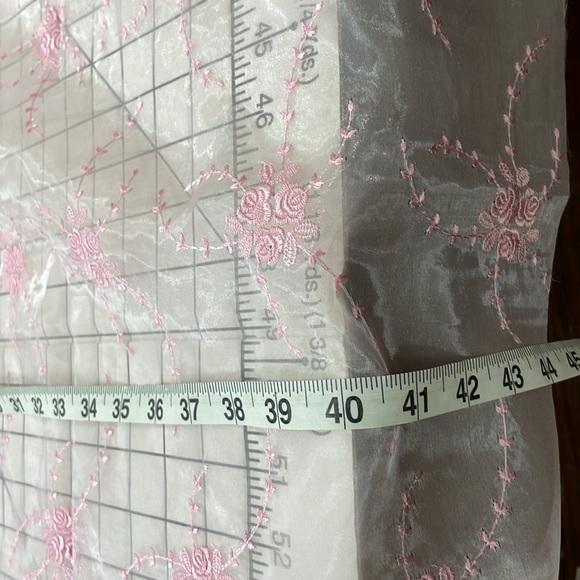 Pink shimmering organza fabric w pink embroidered roses and scalloped edge - Picture 9 of 10